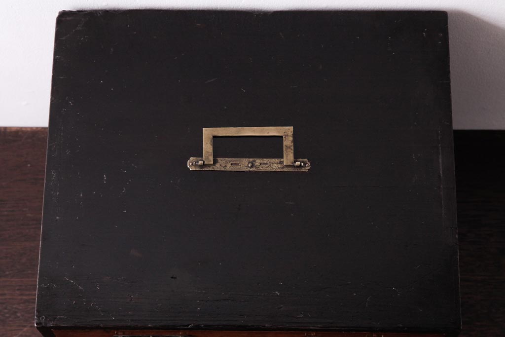 アンティーク家具　和製アンティーク　漆塗り　古い木の質感が味わい感じる小引き出し(小物収納)