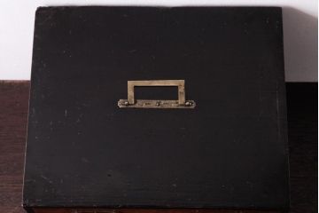 アンティーク家具　和製アンティーク　漆塗り　古い木の質感が味わい感じる小引き出し(小物収納)