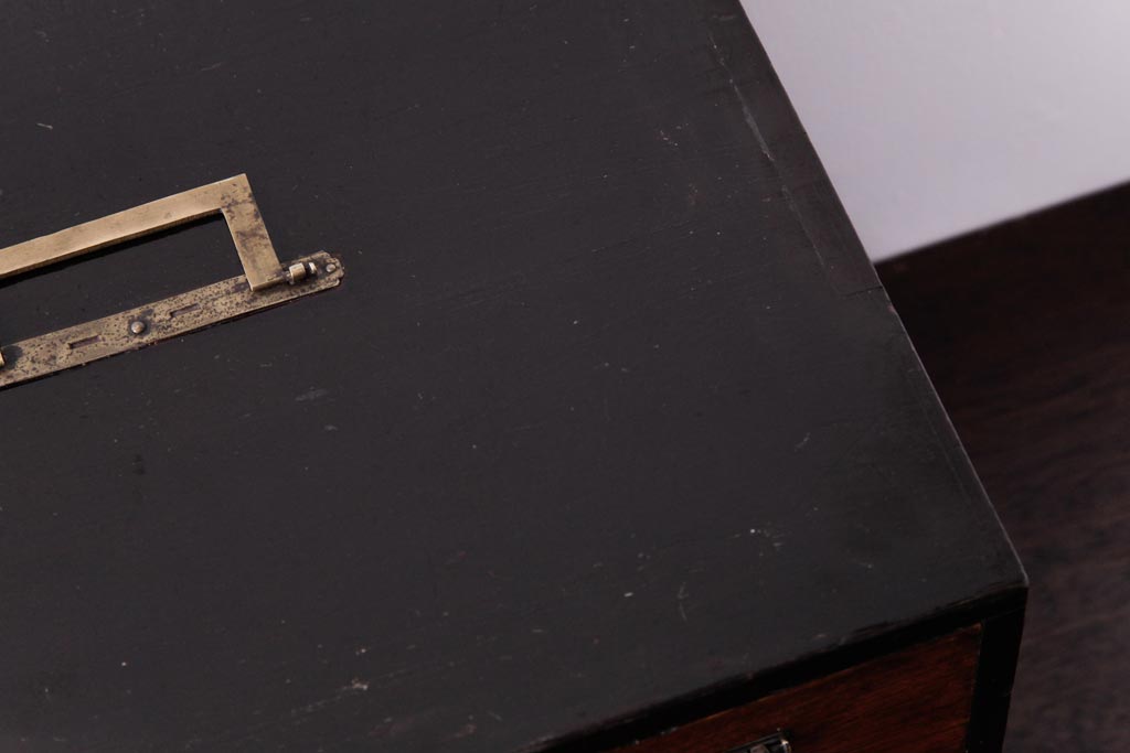 アンティーク家具　和製アンティーク　漆塗り　古い木の質感が味わい感じる小引き出し(小物収納)