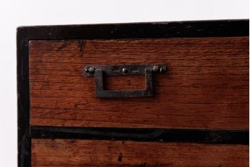 アンティーク家具　和製アンティーク　漆塗り　古い木の質感が味わい感じる小引き出し(小物収納)