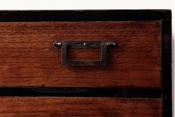 アンティーク家具　和製アンティーク　漆塗り　古い木の質感が味わい感じる小引き出し(小物収納)
