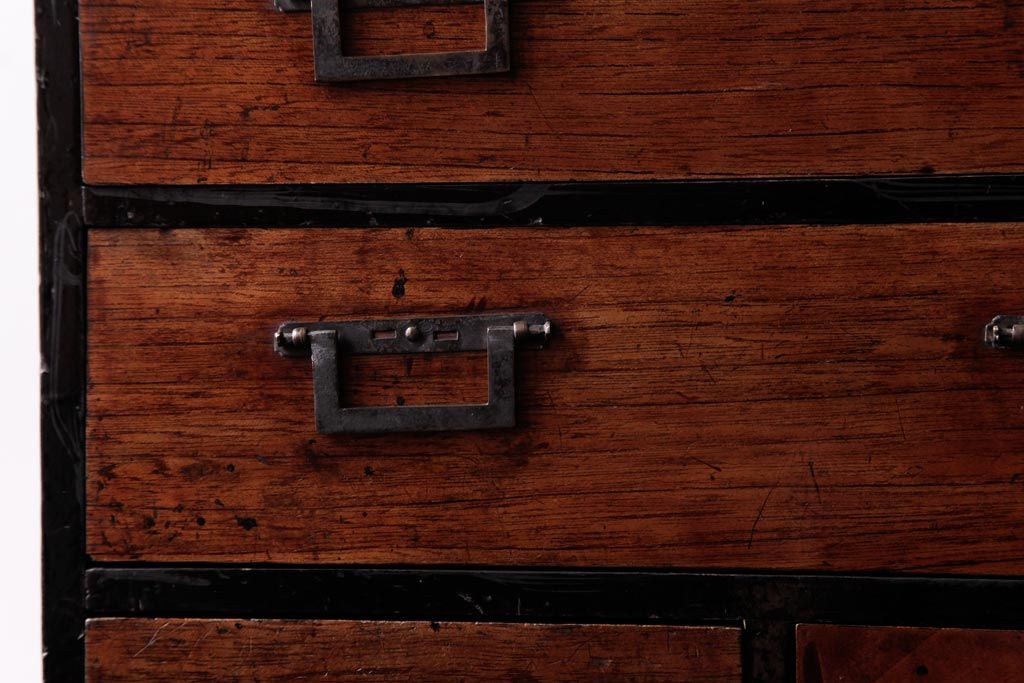 アンティーク家具　和製アンティーク　漆塗り　古い木の質感が味わい感じる小引き出し(小物収納)
