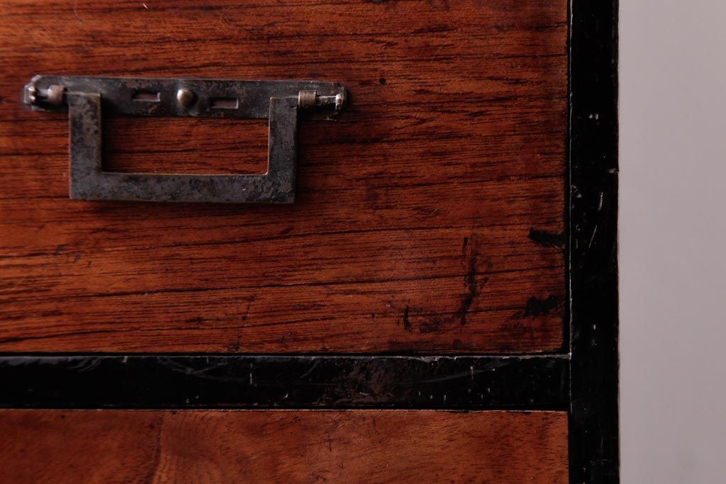 アンティーク家具　和製アンティーク　漆塗り　古い木の質感が味わい感じる小引き出し(小物収納)