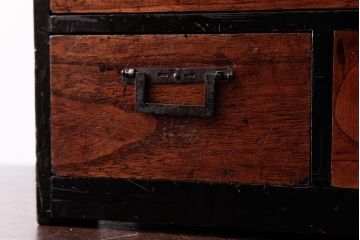 アンティーク家具　和製アンティーク　漆塗り　古い木の質感が味わい感じる小引き出し(小物収納)