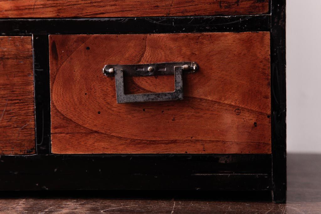 アンティーク家具　和製アンティーク　漆塗り　古い木の質感が味わい感じる小引き出し(小物収納)