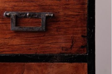 アンティーク家具　和製アンティーク　漆塗り　古い木の質感が味わい感じる小引き出し(小物収納)