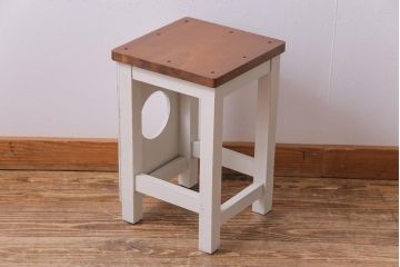 昭和中期　ペイント家具　ナチュラルな雰囲気が可愛らしい角スツール(アンティークホワイト)(1)