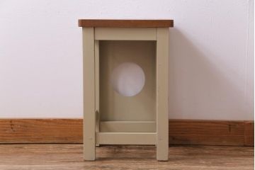 昭和中期　ペイント家具　ナチュラルな雰囲気が可愛らしい角スツール(モカベージュ、板座チェア、椅子、イス)(R-031647)