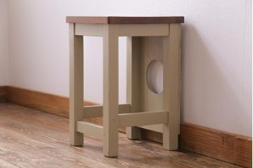 昭和中期　ペイント家具　ナチュラルな雰囲気が可愛らしい角スツール(モカベージュ、板座チェア、椅子、イス)(R-031647)