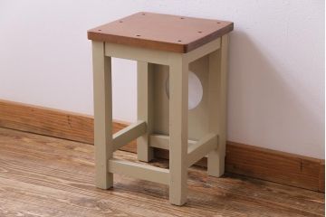 昭和中期　ペイント家具　ナチュラルな雰囲気が可愛らしい角スツール(モカベージュ、板座チェア、椅子、イス)(R-031647)