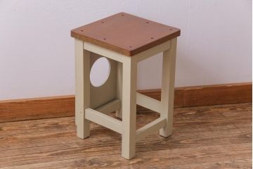 昭和中期　ペイント家具　ナチュラルな雰囲気が可愛らしい角スツール(モカベージュ、板座チェア、椅子、イス)(R-031647)