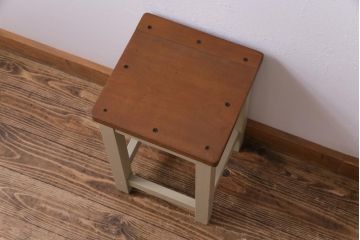 昭和中期　ペイント家具　ナチュラルな雰囲気が可愛らしい角スツール(モカベージュ、板座チェア、椅子、イス)(R-031647)