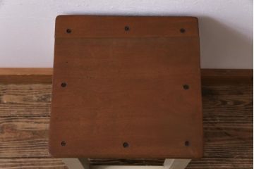 昭和中期　ペイント家具　ナチュラルな雰囲気が可愛らしい角スツール(モカベージュ、板座チェア、椅子、イス)(R-031647)