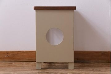 昭和中期　ペイント家具　ナチュラルな雰囲気が可愛らしい角スツール(モカベージュ、板座チェア、椅子、イス)(R-031647)