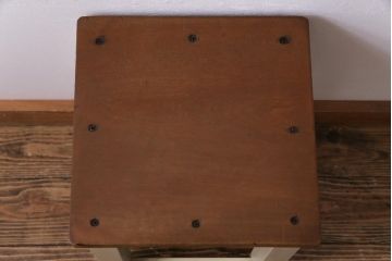 昭和中期　ペイント家具　ナチュラルな雰囲気が可愛らしい角スツール(モカベージュ)(1)