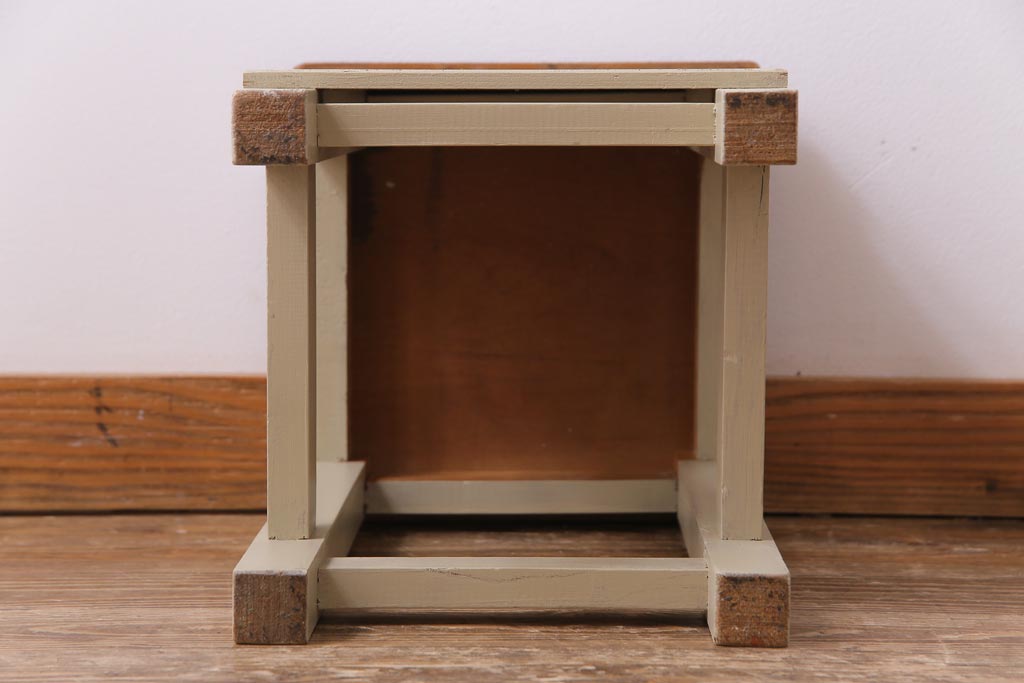 昭和中期　ペイント家具　ナチュラルな雰囲気が可愛らしい角スツール(モカベージュ)(1)