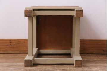 昭和中期　ペイント家具　ナチュラルな雰囲気が可愛らしい角スツール(モカベージュ)(1)