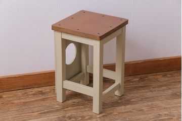 昭和中期　ペイント家具　ナチュラルな雰囲気が可愛らしい角スツール(モカベージュ)(2)