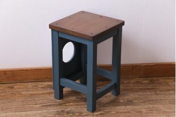 ペイント家具　メンズライクにもおすすめなネイビーカラーの学校スツール(角スツール、花台)(1)