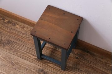ペイント家具　メンズライクにもおすすめなネイビーカラーの学校スツール(角スツール、花台)(1)