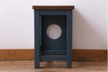 アンティーク雑貨　ペイント家具　メンズライクにもおすすめなネイビーカラーの学校スツール(角スツール、花台)(2)