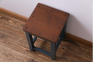 アンティーク雑貨　ペイント家具　メンズライクにもおすすめなネイビーカラーの学校スツール(角スツール、花台)(2)