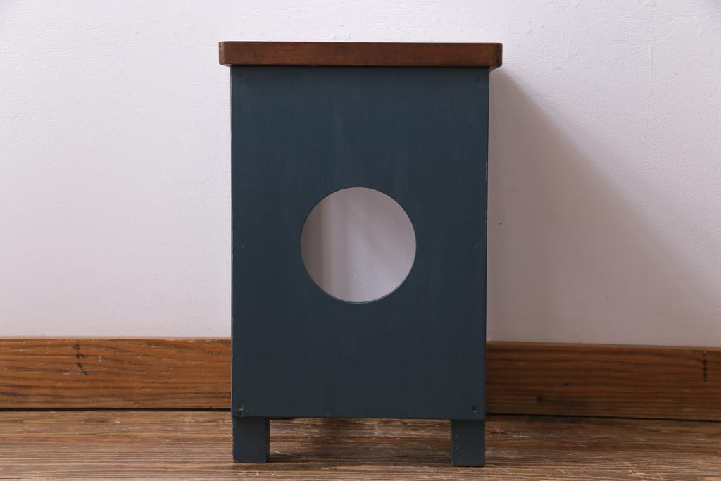 アンティーク雑貨　ペイント家具　メンズライクにもおすすめなネイビーカラーの学校スツール(角スツール、花台)(2)