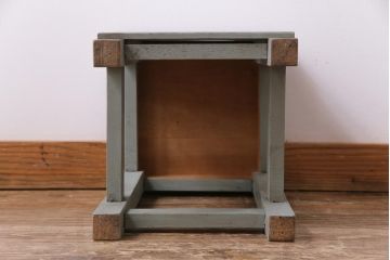 ペイント家具　ペイントカラーと板座の組み合わせが愛らしい角スツール(学校スツール、花台)