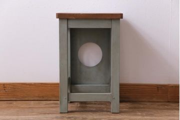 ペイント家具　ペイントカラーと板座の組み合わせが愛らしい角スツール(学校スツール、花台)(1)