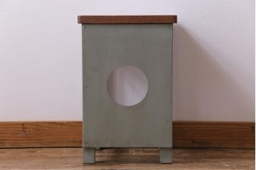 ペイント家具　ペイントカラーと板座の組み合わせが愛らしい角スツール(学校スツール、花台)(1)