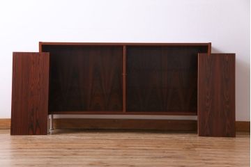 ヴィンテージ家具　北欧ビンテージ　ローズウッドプリント合板　赤い色味と杢目が目を引く薄型サイドボード(リビングボード、飾り棚)
