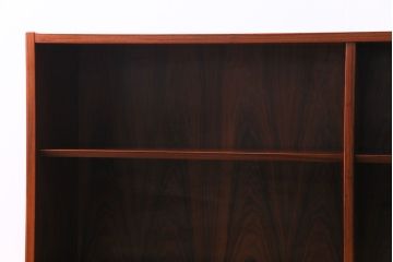 ヴィンテージ家具　北欧ビンテージ　ローズウッドプリント合板　赤い色味と杢目が目を引く薄型サイドボード(リビングボード、飾り棚)