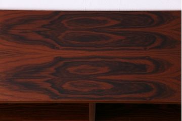 ヴィンテージ家具　北欧ビンテージ　ローズウッドプリント合板　赤い色味と杢目が目を引く薄型サイドボード(リビングボード、飾り棚)