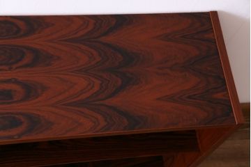 ヴィンテージ家具　北欧ビンテージ　ローズウッドプリント合板　赤い色味と杢目が目を引く薄型サイドボード(リビングボード、飾り棚)