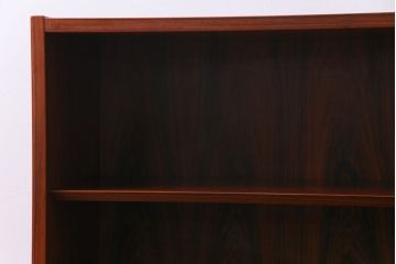 ヴィンテージ家具　北欧ビンテージ　ローズウッドプリント合板　赤い色味と杢目が目を引く薄型サイドボード(リビングボード、飾り棚)