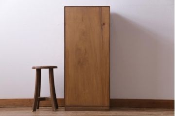 アンティーク家具　高級品　朴の木　三方彫刻　藤が上品な印象を与える小振りな収納棚(キャビネット、戸棚)(R-031661)