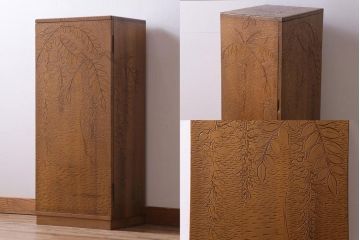 アンティーク家具　高級品　朴の木　三方彫刻　藤が上品な印象を与える小振りな収納棚(キャビネット、戸棚)(R-031661)