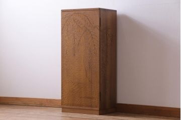 アンティーク家具　高級品　朴の木　三方彫刻　藤が上品な印象を与える小振りな収納棚(キャビネット、戸棚)(R-031661)