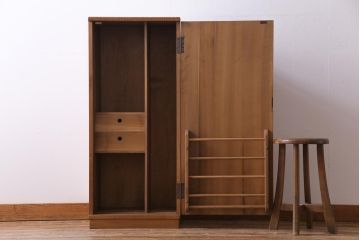 アンティーク家具　高級品　朴の木　三方彫刻　藤が上品な印象を与える小振りな収納棚(キャビネット、戸棚)(R-031661)