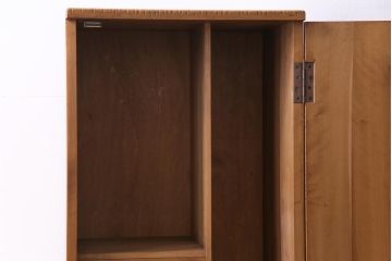 アンティーク家具　高級品　朴の木　三方彫刻　藤が上品な印象を与える小振りな収納棚(キャビネット、戸棚)(R-031661)
