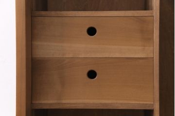 アンティーク家具　高級品　朴の木　三方彫刻　藤が上品な印象を与える小振りな収納棚(キャビネット、戸棚)(R-031661)