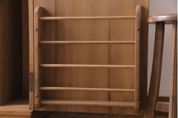 アンティーク家具　高級品　朴の木　三方彫刻　藤が上品な印象を与える小振りな収納棚(キャビネット、戸棚)(R-031661)