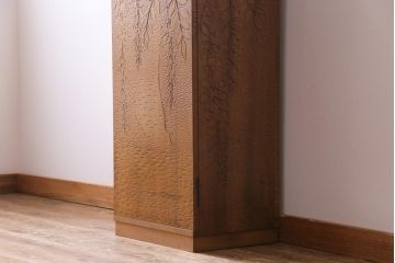 アンティーク家具　高級品　朴の木　三方彫刻　藤が上品な印象を与える小振りな収納棚(キャビネット、戸棚)(R-031661)