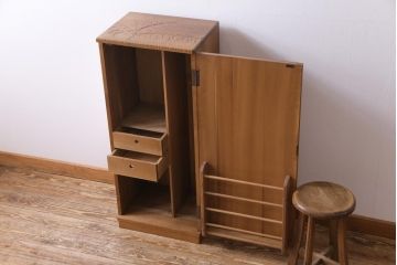 アンティーク家具　高級品　朴の木　三方彫刻　藤が上品な印象を与える小振りな収納棚(キャビネット、戸棚)(R-031661)