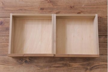 アンティーク家具　高級品　朴の木　三方彫刻　藤が上品な印象を与える小振りな収納棚(キャビネット、戸棚)(R-031661)