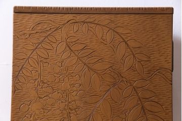アンティーク家具　高級品　朴の木　三方彫刻　藤が上品な印象を与える小振りな収納棚(キャビネット、戸棚)(R-031661)