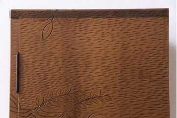 アンティーク家具　高級品　朴の木　三方彫刻　藤が上品な印象を与える小振りな収納棚(キャビネット、戸棚)(R-031661)