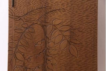 アンティーク家具　高級品　朴の木　三方彫刻　藤が上品な印象を与える小振りな収納棚(キャビネット、戸棚)(R-031661)