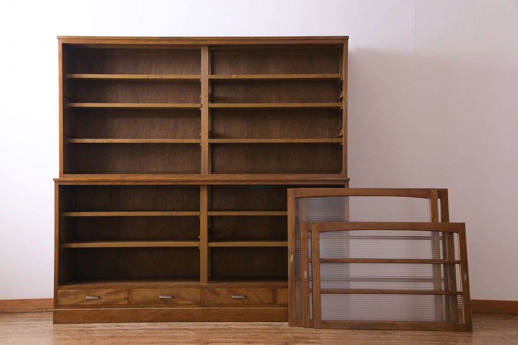 レトロ家具　昭和レトロ　モールガラス入り　緻密な木肌と温かな雰囲気が魅力の大振りな戸棚(食器棚、収納棚)