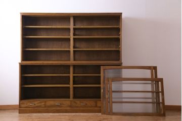 レトロ家具　昭和レトロ　モールガラス入り　緻密な木肌と温かな雰囲気が魅力の大振りな戸棚(食器棚、収納棚)